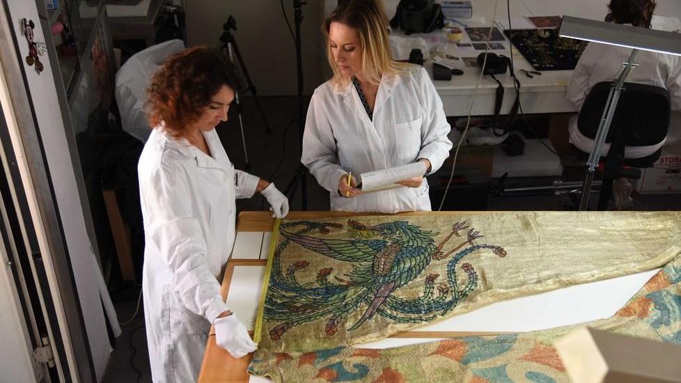 Al Museo del tessuto i costumi della Turandot prima del restauro