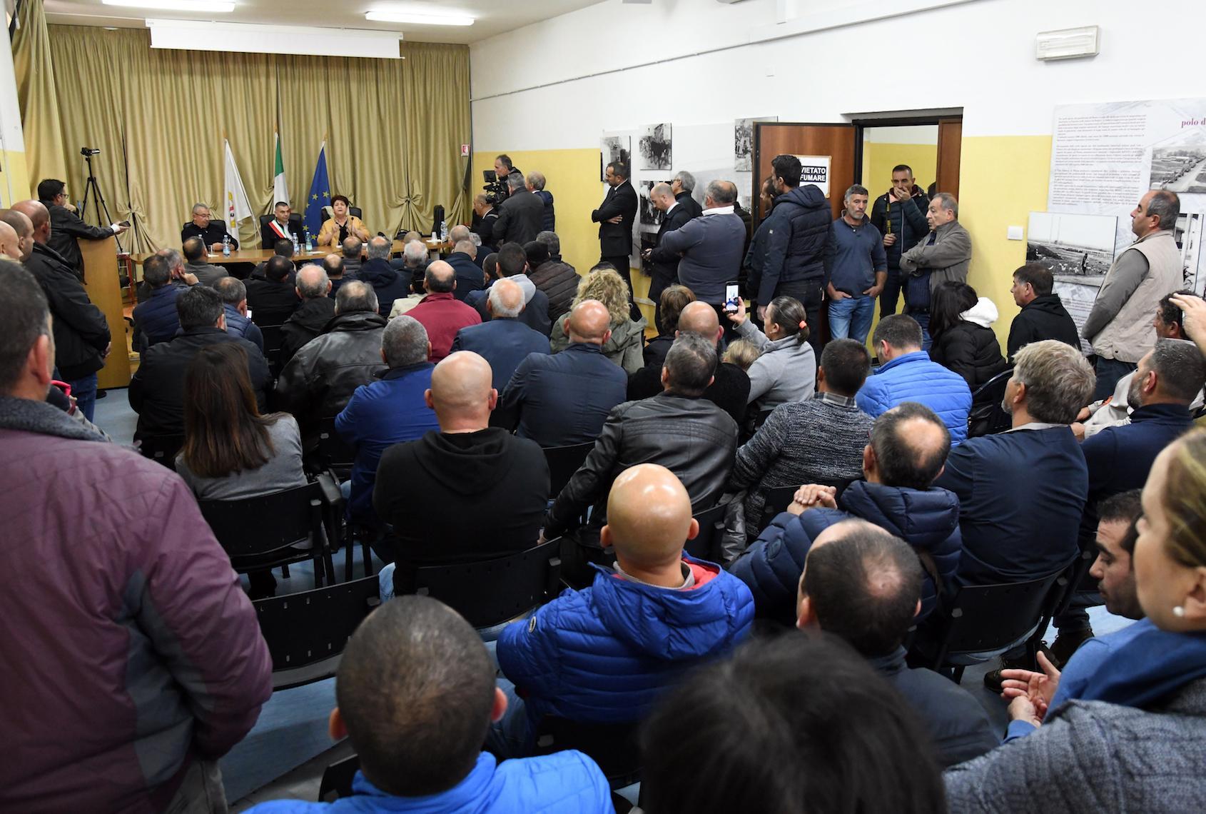 Vertenza latte, l'annuncio del ministro a Ottana: convocato il tavolo nazionale