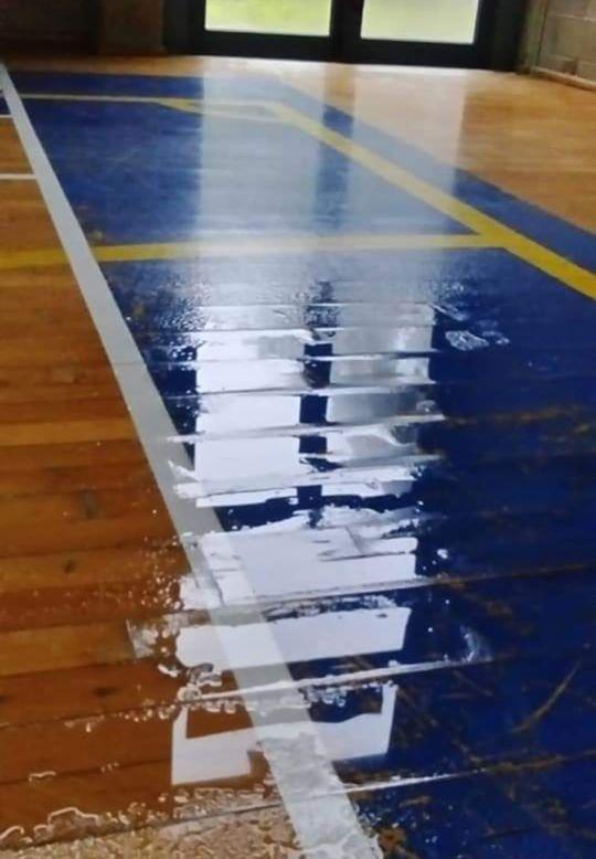 Il parquet allagato nel PalaGiglioli di Empoli