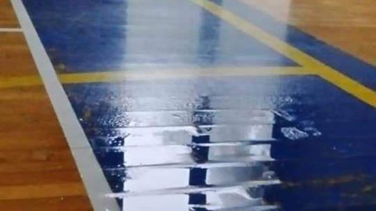 Il parquet allagato nel PalaGiglioli di Empoli
