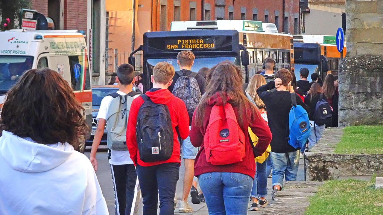 Studenti a d una fermata del Copit, a Pistoia, in una immagine d’archivio (foto Gori)