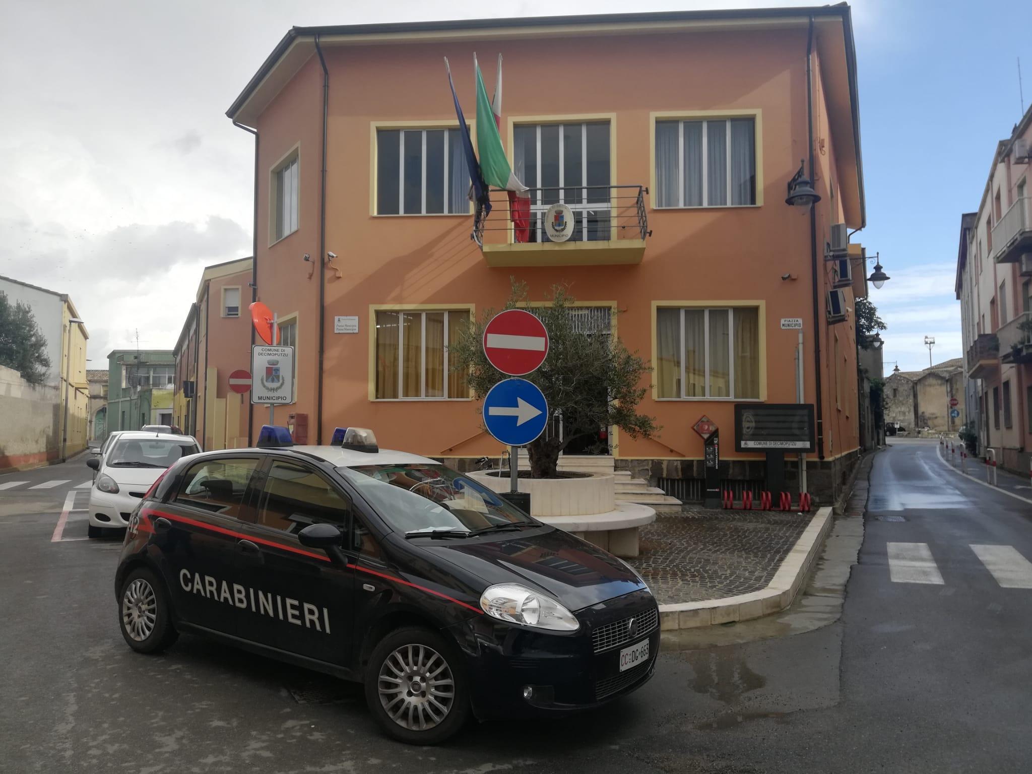 Col piccone sfascia la porta del municipio: donna finisce in Psichiatria