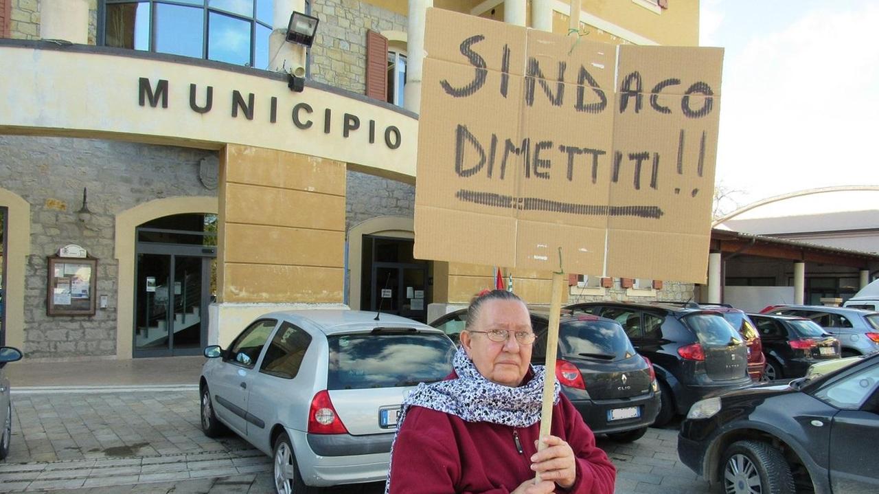Protesta a Serramazzoni. «Isolati dalla frana, al freddo e mio marito malato Il sindaco si deve dimettere»