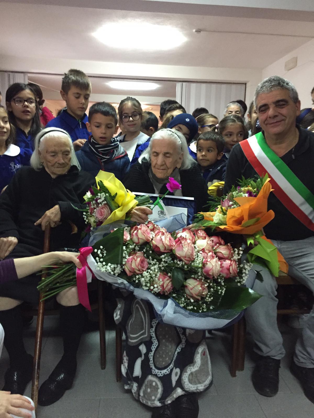 La festeggiata Elvira Aresu è al centro. A sinistra un'altra centenaria, Assunta Piras, a destra il sindaco di Seui Marcello Cannas