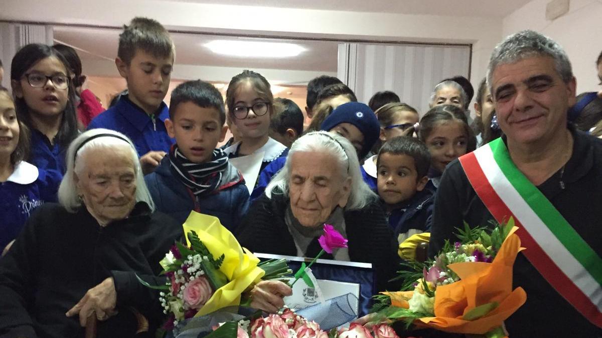 La festeggiata Elvira Aresu è al centro. A sinistra un'altra centenaria, Assunta Piras, a destra il sindaco di Seui Marcello Cannas