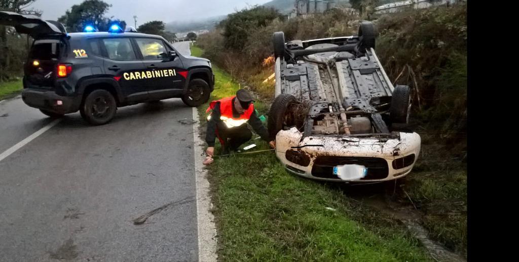 Ruba l'auto della guardia medica di Silanus, esce fuori strada e scappa