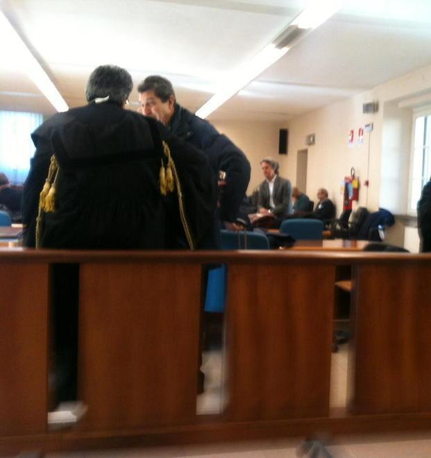 Gli sputa, lo minaccia e con la fionda lancia i sassi contro la casa 