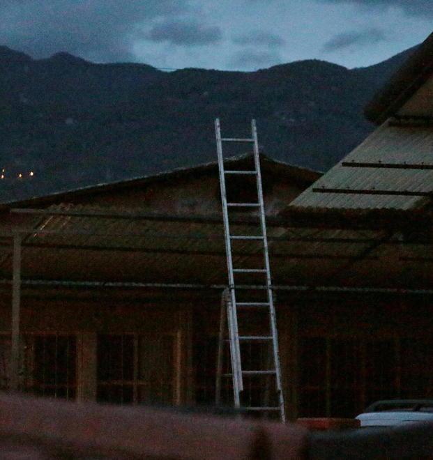 Volo di tre metri dalla tettoia: grave 87enne 