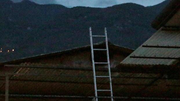 Volo di tre metri dalla tettoia: grave 87enne