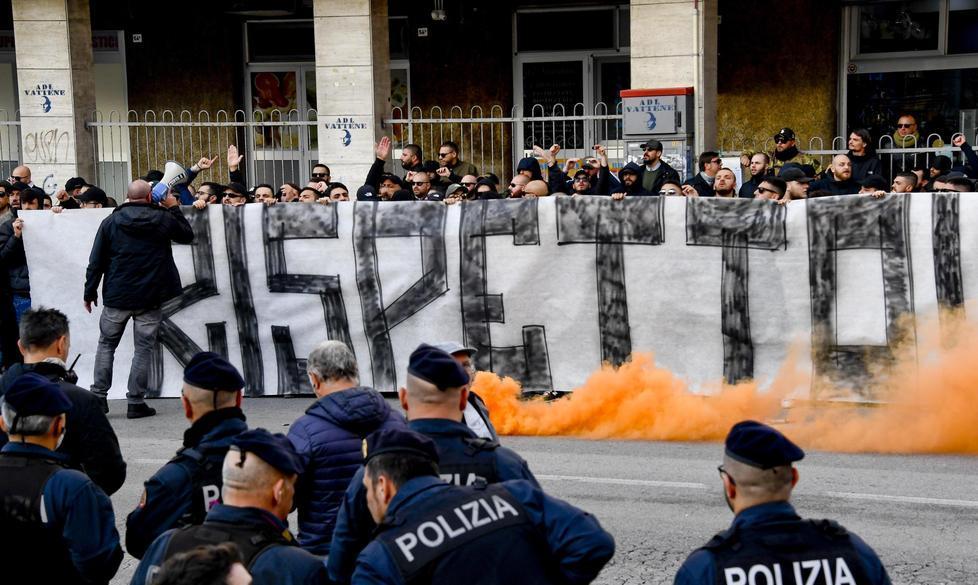 I napoletani contro il Napoli Fischi e cori per i giocatori «Mercenari, andate tutti via»