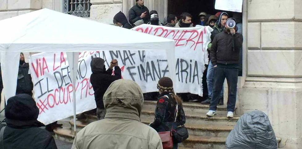 Quattordici assolti per l’occupazione di via La Pergola 