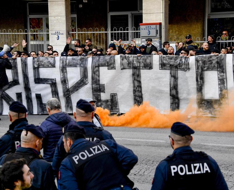 I tifosi del Napoli contro i giocatori Fischi e striscioni: «Mercenari» 