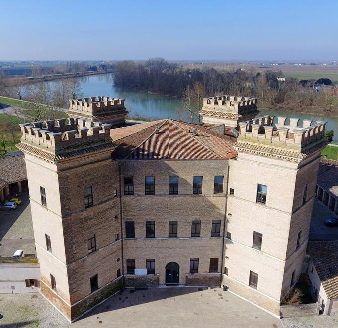 Bioarchitettura, Castello medaglia d’oro 