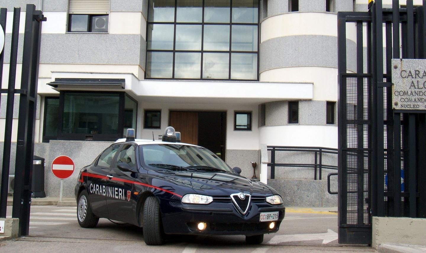Alghero, ubriaca al bar lancia sedie e tavolini: arrestata dai carabinieri 