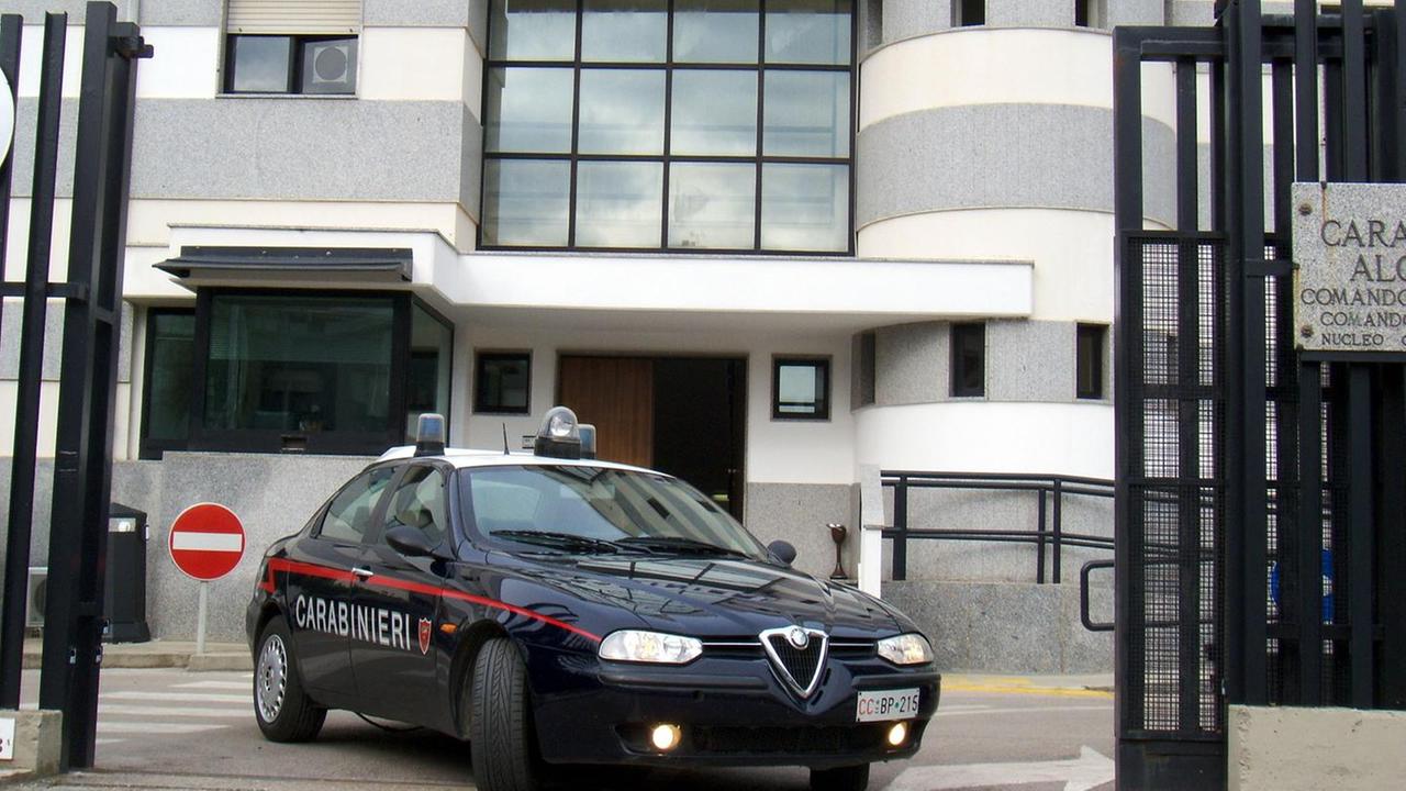Alghero, ubriaca al bar lancia sedie e tavolini: arrestata dai carabinieri 
