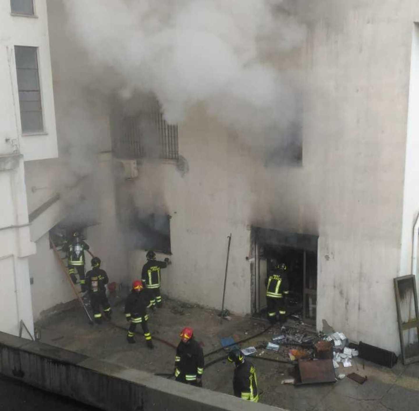 A fuoco il magazzino di una pasticceria Paura in viale Trento 