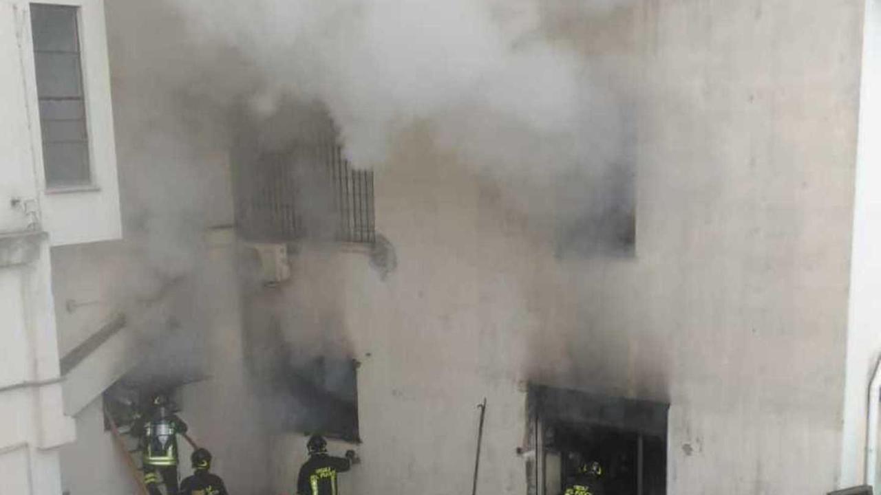 A fuoco il magazzino di una pasticceria Paura in viale Trento 