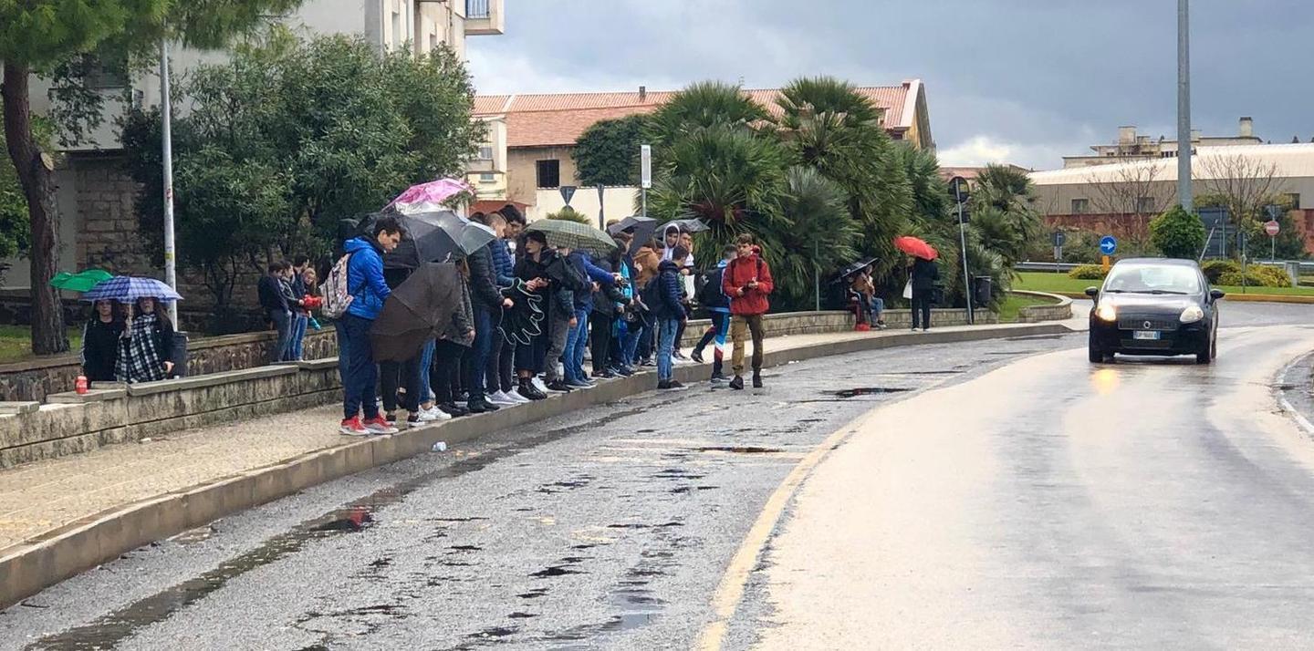 Sassari, pendolari sotto la pioggia: «Servizi da terzo mondo» 