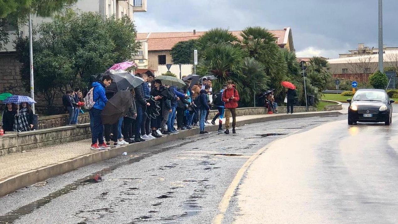 Sassari, pendolari sotto la pioggia: «Servizi da terzo mondo» 