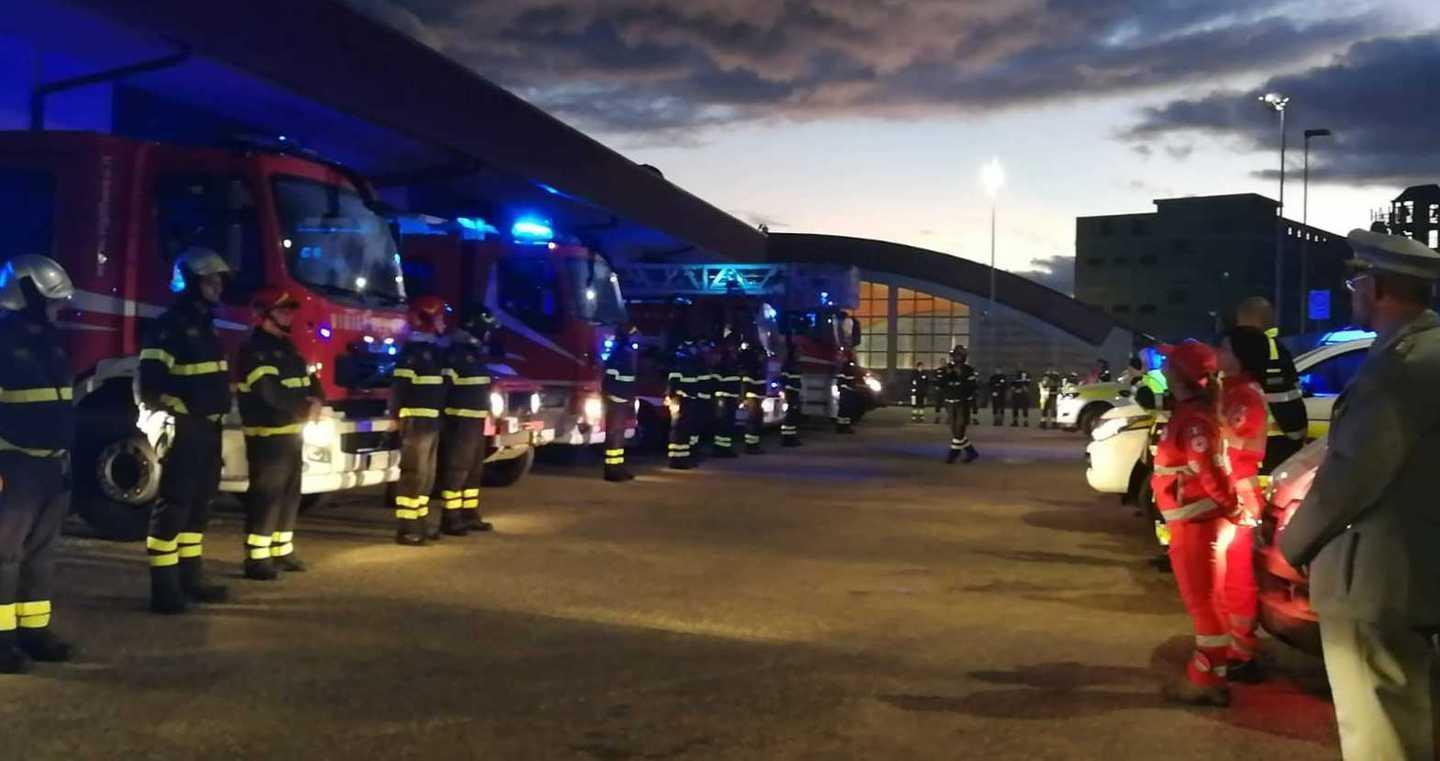 L’omaggio della Protezione civile per la morte dei 3 vigili del fuoco