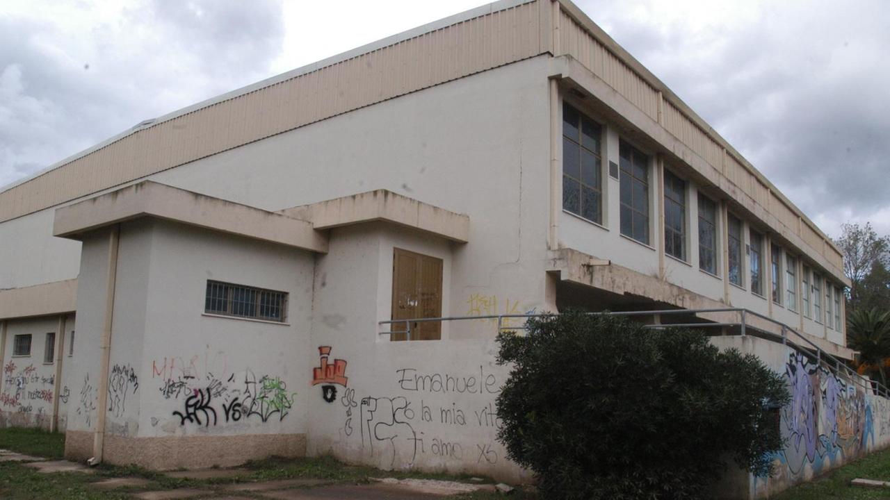 Il M5s: «Si riapra il palasport Deiana»