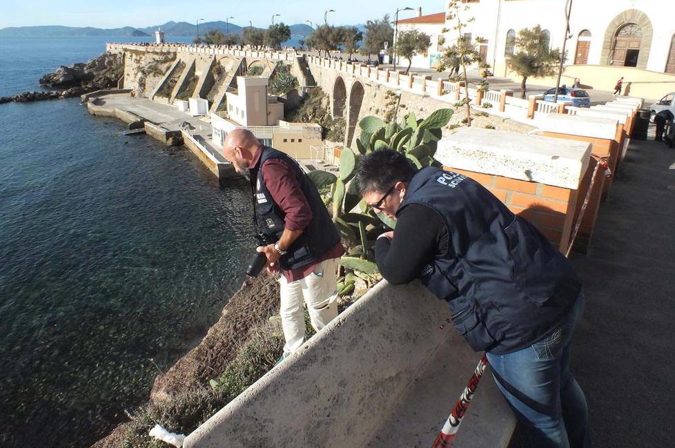 Trovato morto sulla spiaggia: «Alessandro è stato ucciso, io non mi voglio arrendere» 