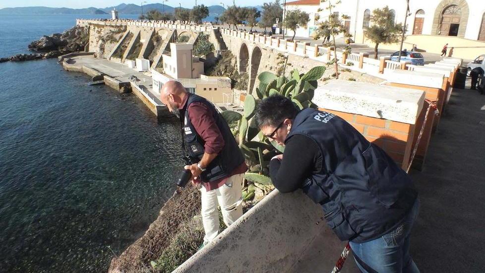 Trovato morto sulla spiaggia: «Alessandro è stato ucciso, io non mi voglio arrendere»