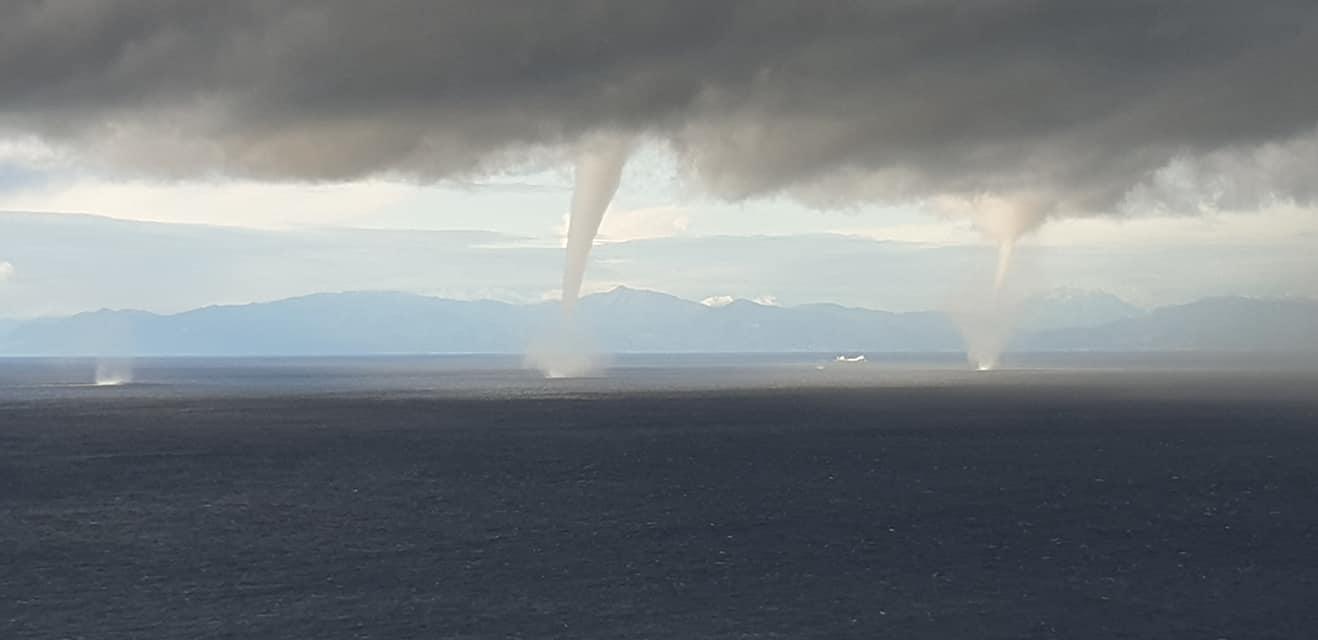 Elba, tre trombe marine allineate nel braccio di mare di Patresi - Video 