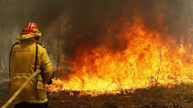 Australia: 3 morti, 30 feriti in incendi