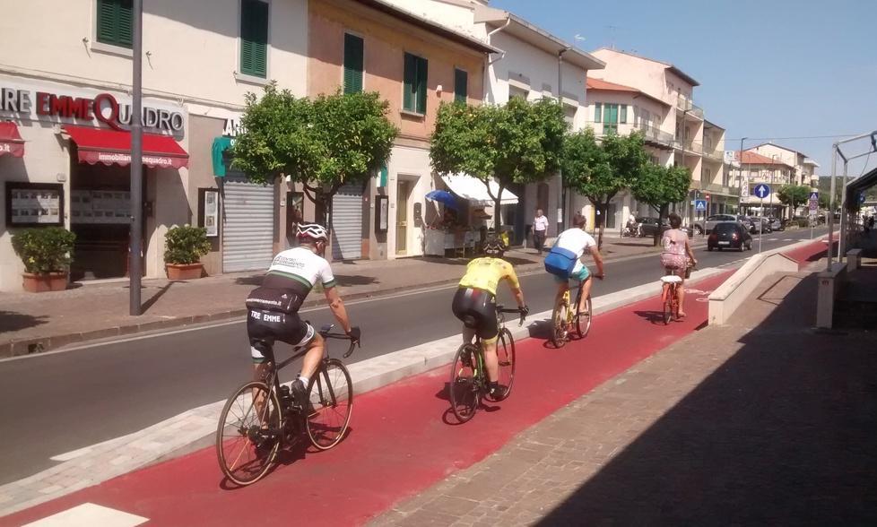 I negozianti insistono contro la ciclabile: «È una vera mazzata per le vendite» 