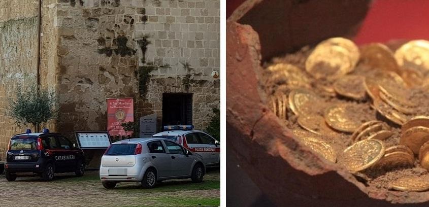 Polizia municipale e carabinieri davanti al Museo di San Mamiliano a Sovana e, a destra, alcune delle monete d'oro del tesoro di San Mamiliano