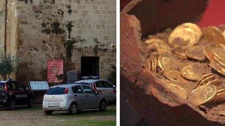 Polizia municipale e carabinieri davanti al Museo di San Mamiliano a Sovana e, a destra, alcune delle monete d'oro del tesoro di San Mamiliano