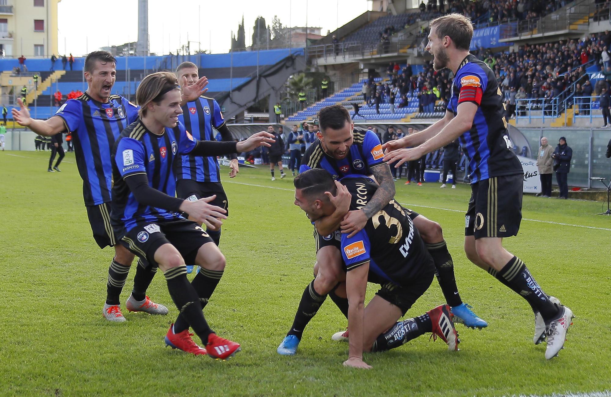 L'esultanza dei nerazzurri (Foto Fabio Muzzi)