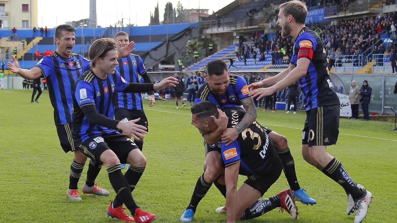 L'esultanza dei nerazzurri (Foto Fabio Muzzi)