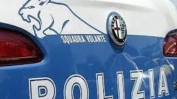 Perseguita l’ex e distrugge lo scooter del rivale in amore