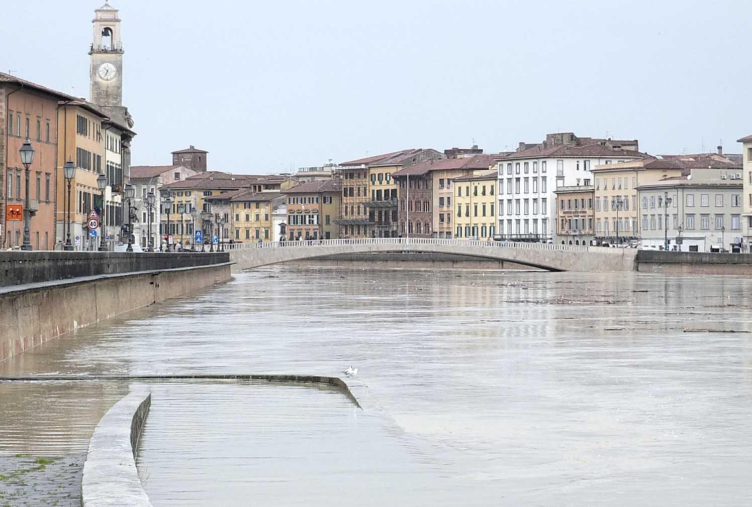 L'immagine di una piena in Arno che risale al 2018