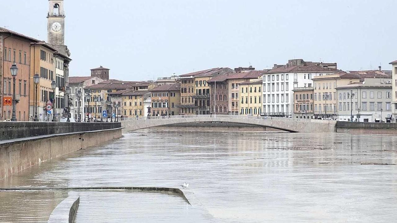L'immagine di una piena in Arno che risale al 2018