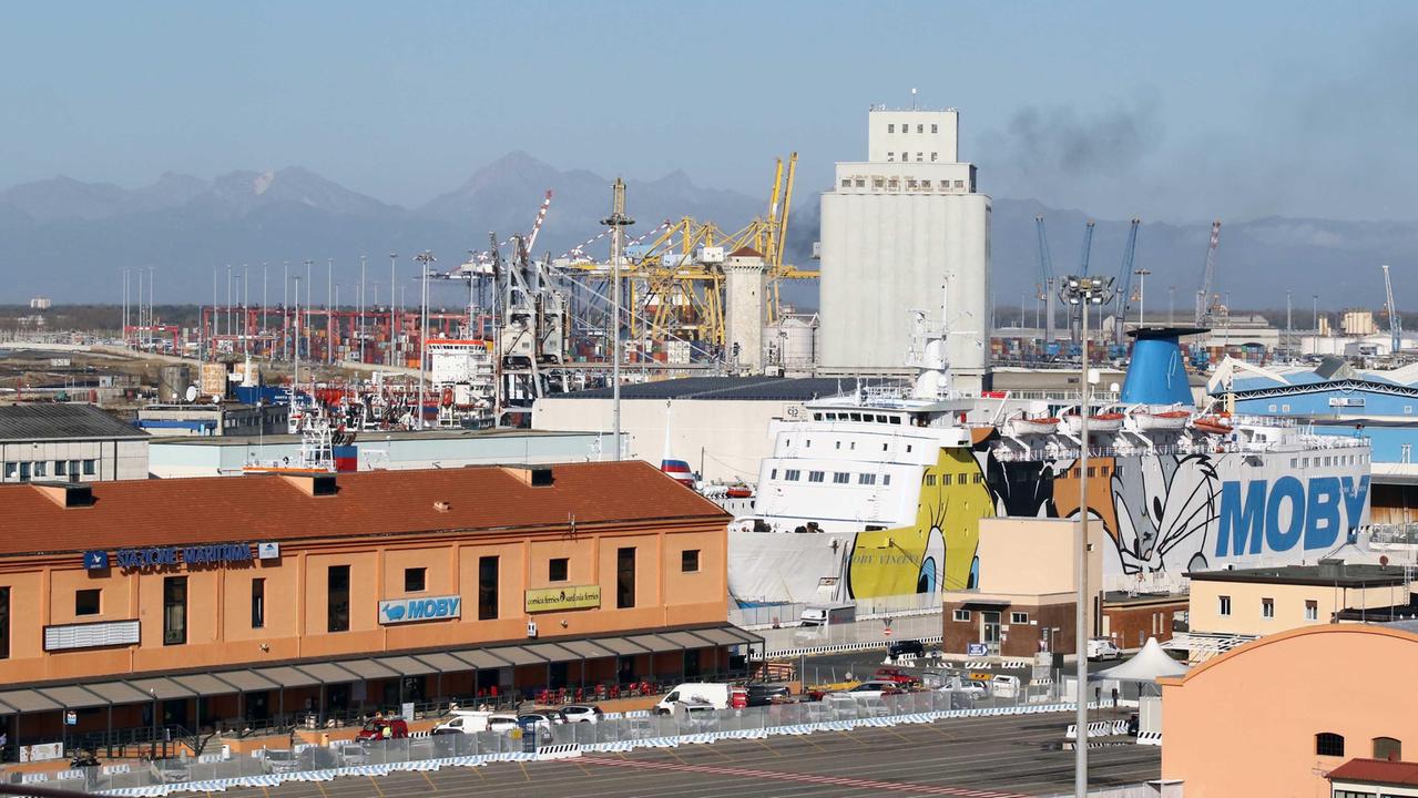Una panoramica del porto di Livorno (foto d'archivio)