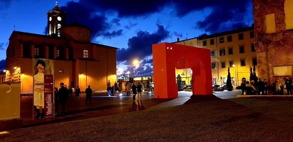 Piazza del Luogo Pio incontra l'arte di Modigliani (foto di Grazia Quochi)