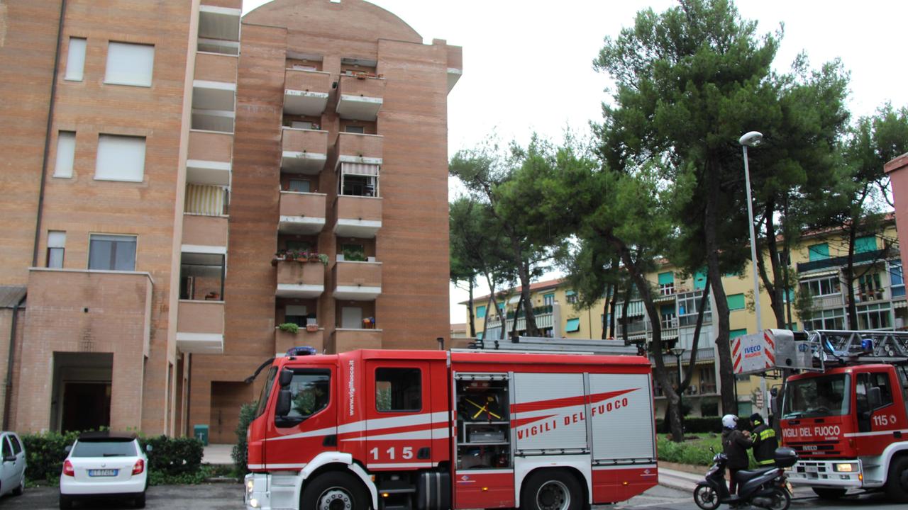 L'intervento dei vigili del fuoco di Livorno in via Stenone (Pentafoto)