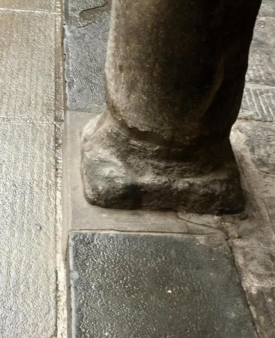 Una colonna consumata in piazza delle Vettovaglie