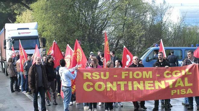 Continental, operai in strada contro la riforma del lavoro