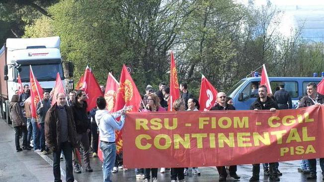 Continental, operai in strada contro la riforma del lavoro
