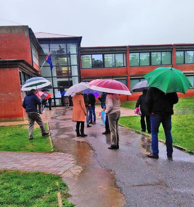 Pozzanghere e fango davanti alla scuola La protesta dei genitori 