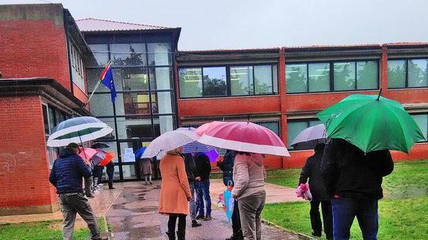 Pozzanghere e fango davanti alla scuola La protesta dei genitori