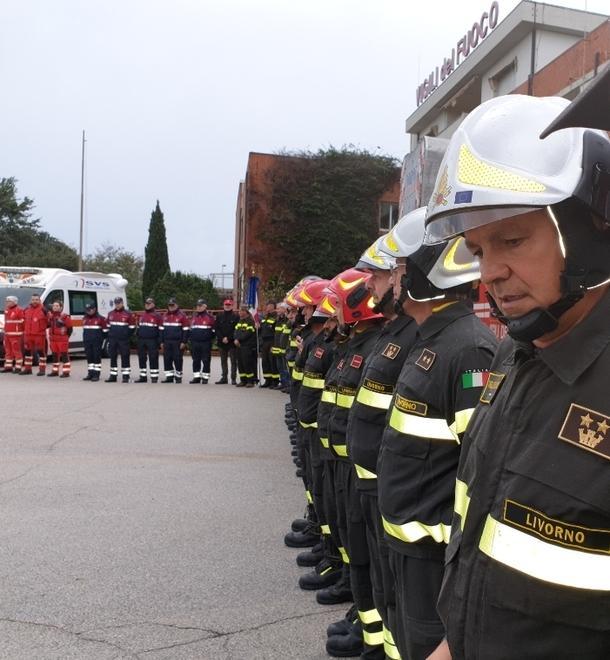 Le lacrime dei vigili del fuoco per i colleghi morti in Piemonte 