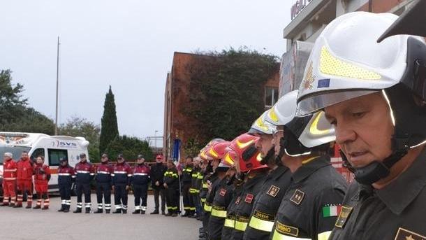 Le lacrime dei vigili del fuoco per i colleghi morti in Piemonte
