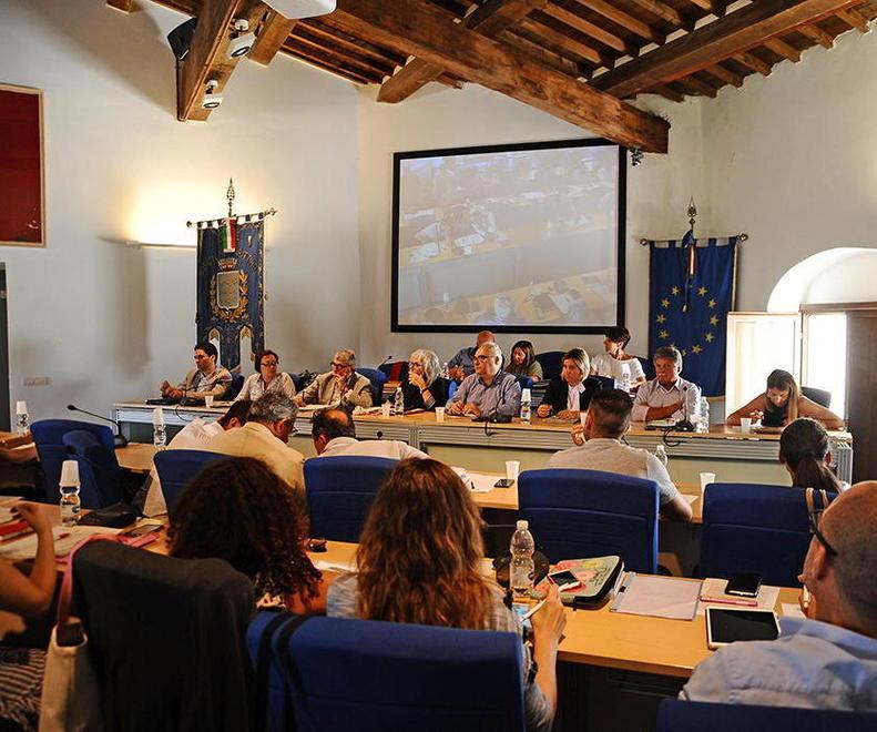 Vanno in commissione ma trovano chiuse le porte del Comune di Rosignano