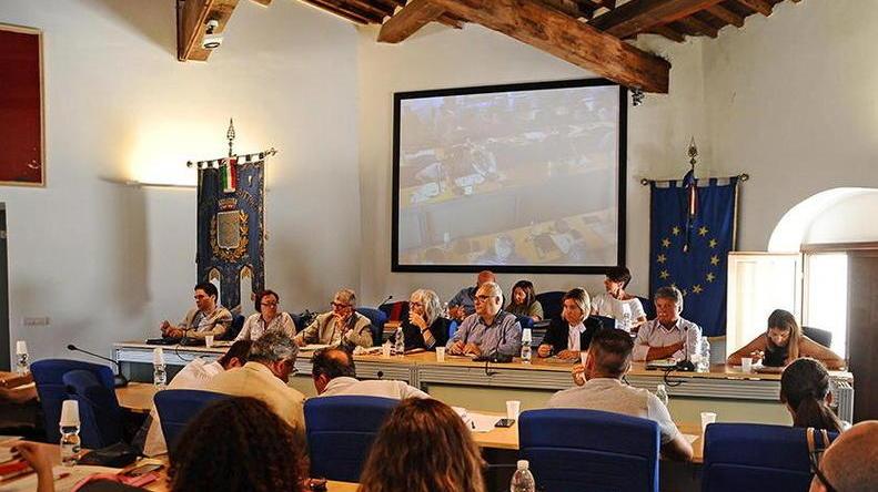 Vanno in commissione ma trovano chiuse le porte del Comune di Rosignano