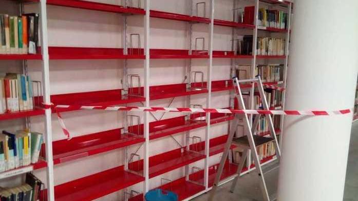 Infiltrazioni e crollo di intonaco nella biblioteca di Pontedera